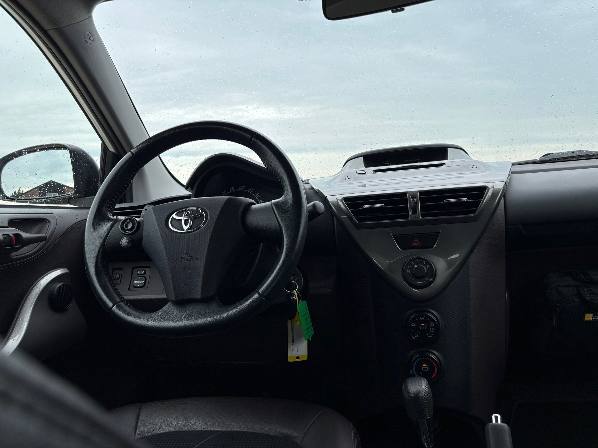 Toyota IQ 1.0 VVTi Comfort Automaat - Pearl White - 59dkm -, Auto's, Gebruikt, 4 stoelen, Leder en Stof, Euro 4