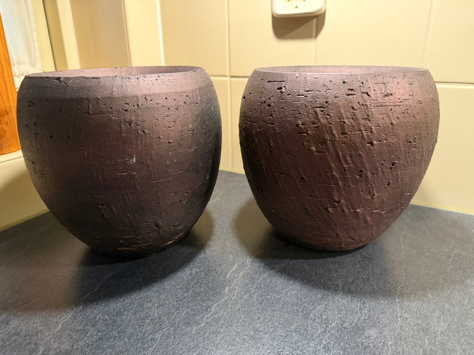 2 stoere decoratieve bloempotten – bruin, Ophalen, Rond, Zo goed als nieuw, Aardewerk