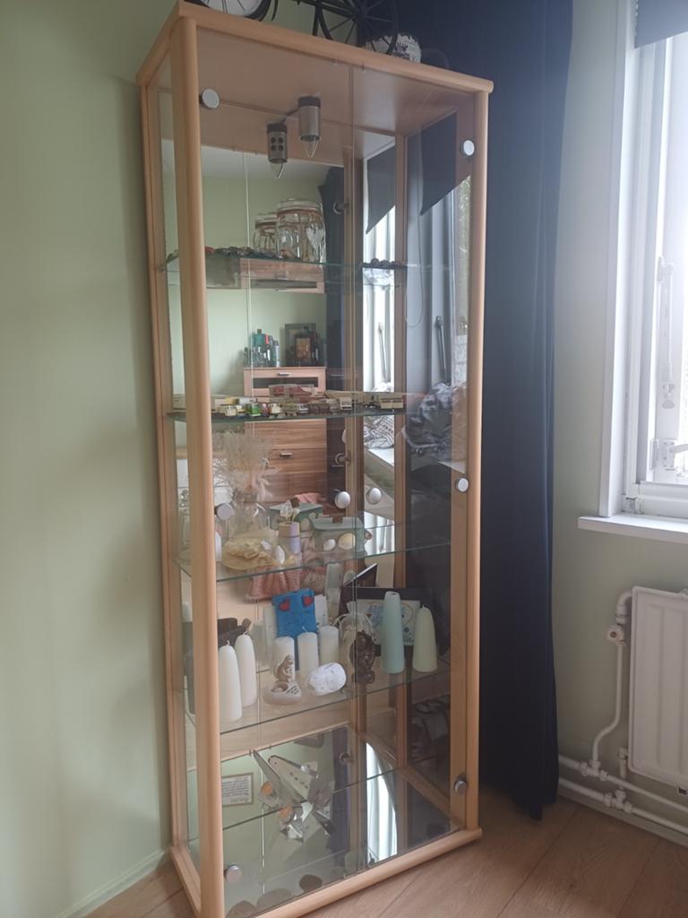 Mooie vitrinekast met spiegelwand en verlichting, Ophalen, Glas, 50 tot 100 cm, 150 tot 200 cm