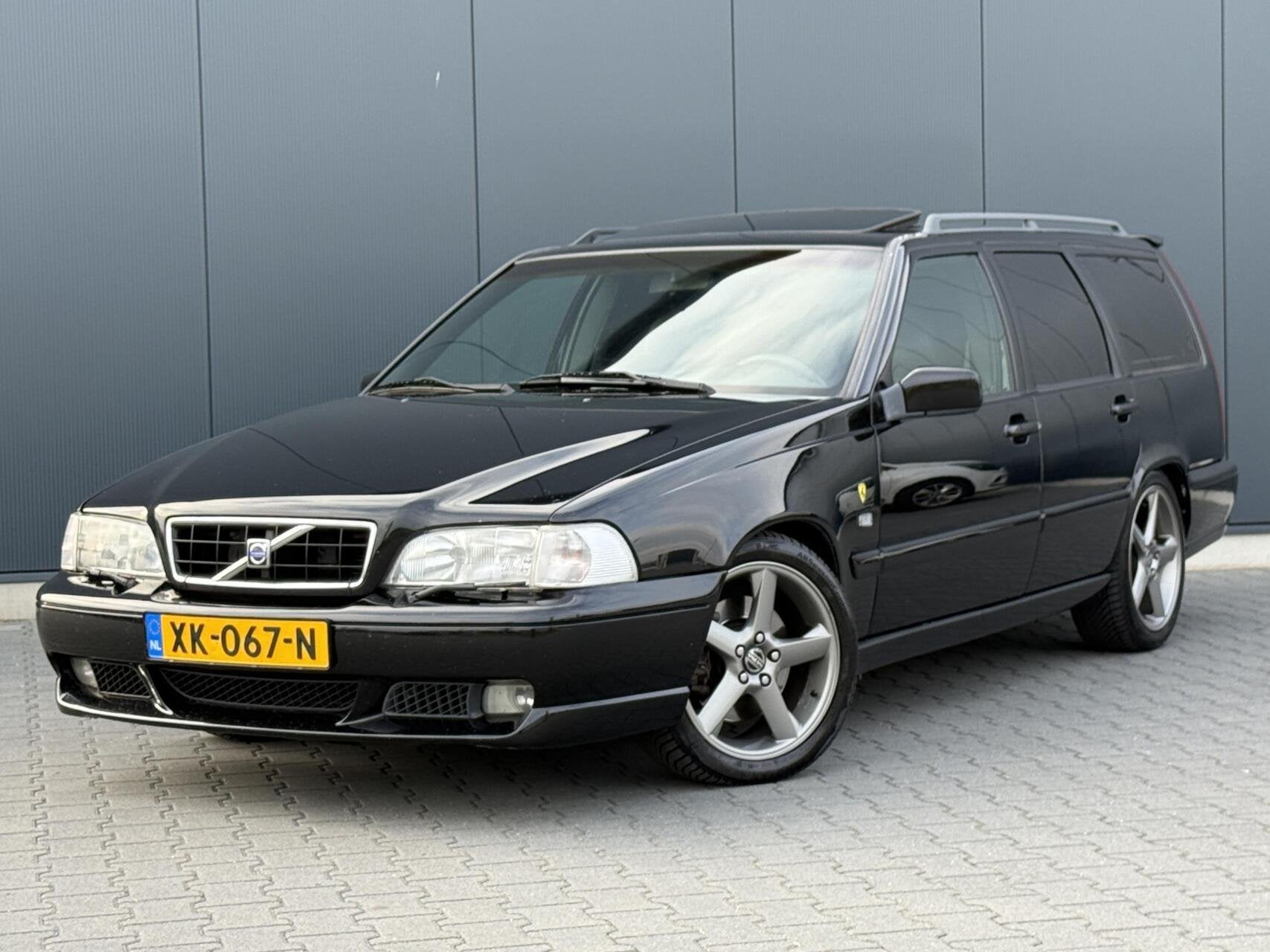 Volvo V70 2.3 R 240PK 208DKM - Schuifdak - Unieke Auto - Ori, Auto's, Volvo, Gebruikt, Zwart, Leder en Stof, V70