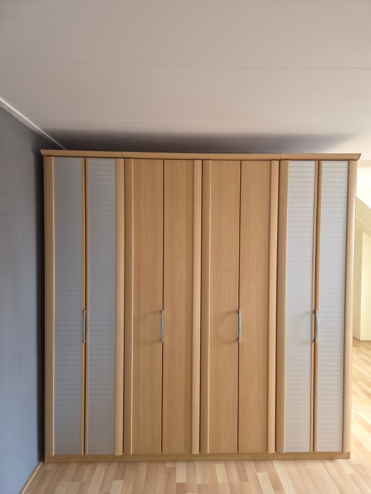 Ruime kledingkast met deuren en planken, Met deur(en), 200 cm of meer, Ophalen of Verzenden, Zo goed als nieuw