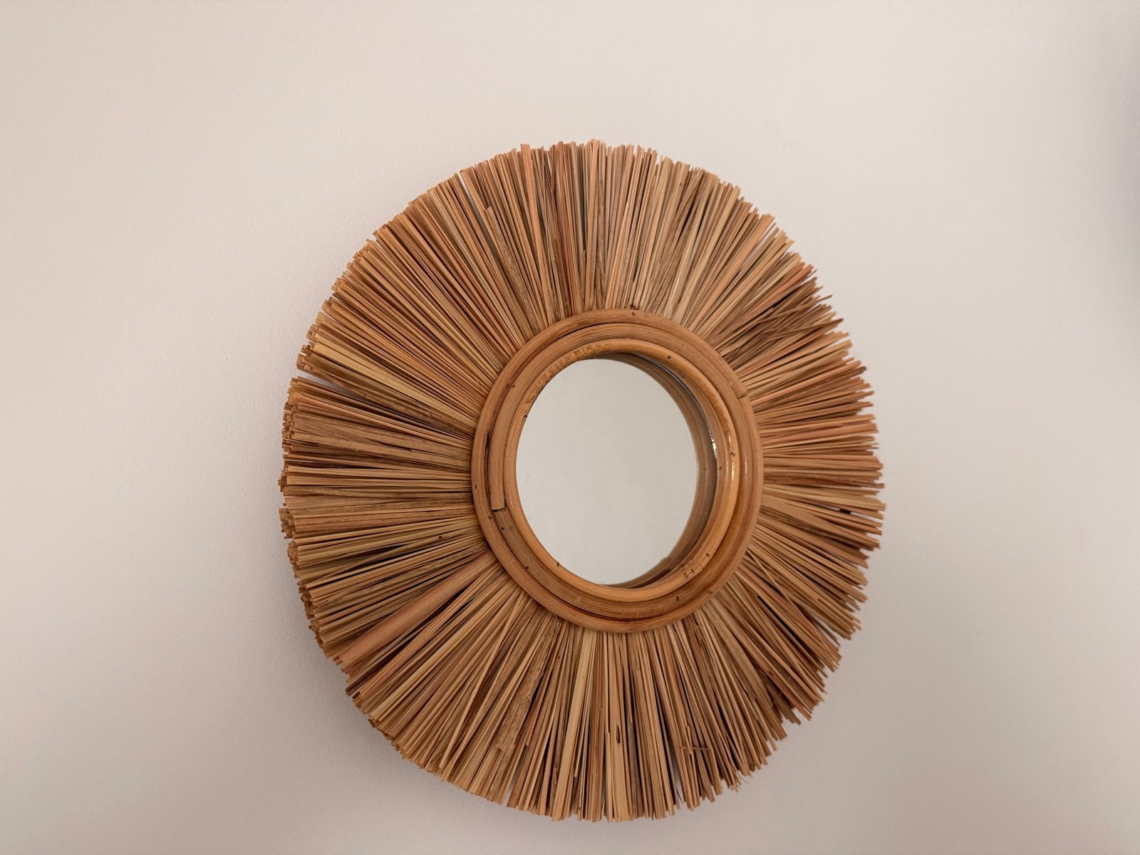 Unieke Balinese spiegel van rotan en natuurlijke vezels, Huis en Inrichting, Woonaccessoires | Spiegels, Ophalen, Rond, Zo goed als nieuw