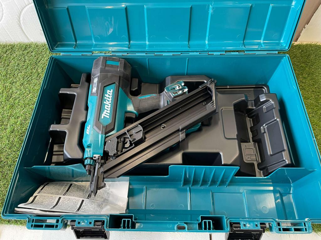Makita DBN900ZK 18V Accu constructietacker50-90mm D-kop nag-, Niet ingevuld, Niet ingevuld, Ophalen of Verzenden, Zo goed als nieuw