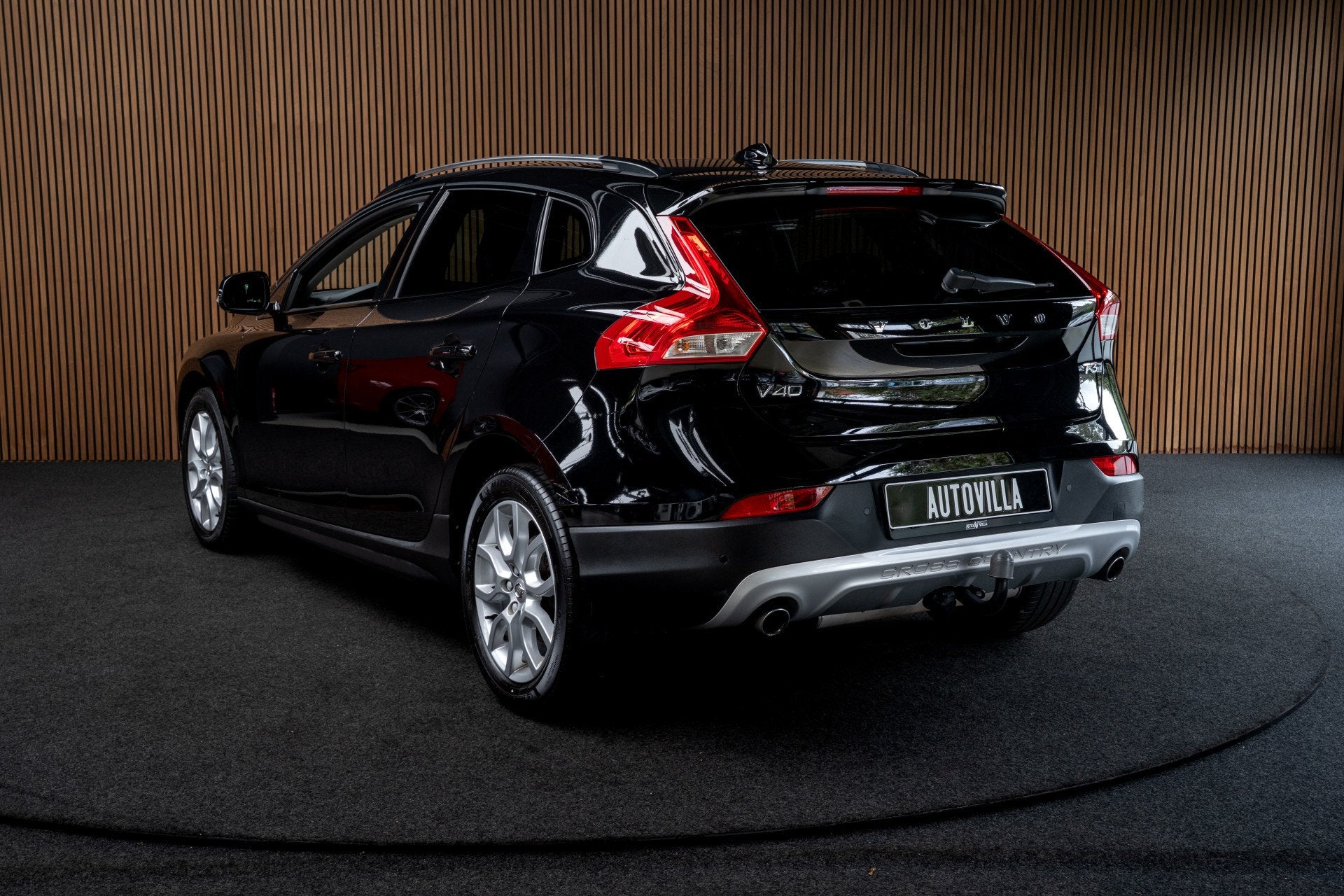 Volvo V40 Cross Country 1.5 T3 Leer Panodak Harman K. Camera, Dealer onderhouden, 4 cilinders, 700 kg, Zwart