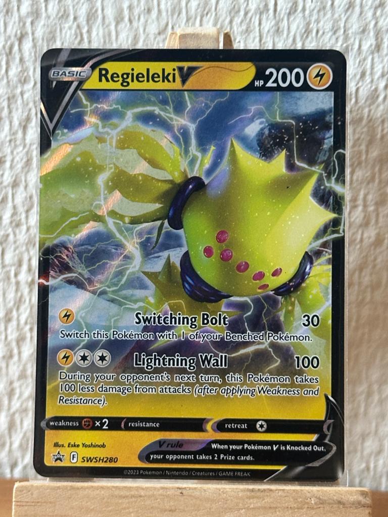 Regieleki V (SWSH280) - SWSH Black Star Promos Pokémon Kaart, Ophalen of Verzenden, Zo goed als nieuw, Losse kaart, Foil