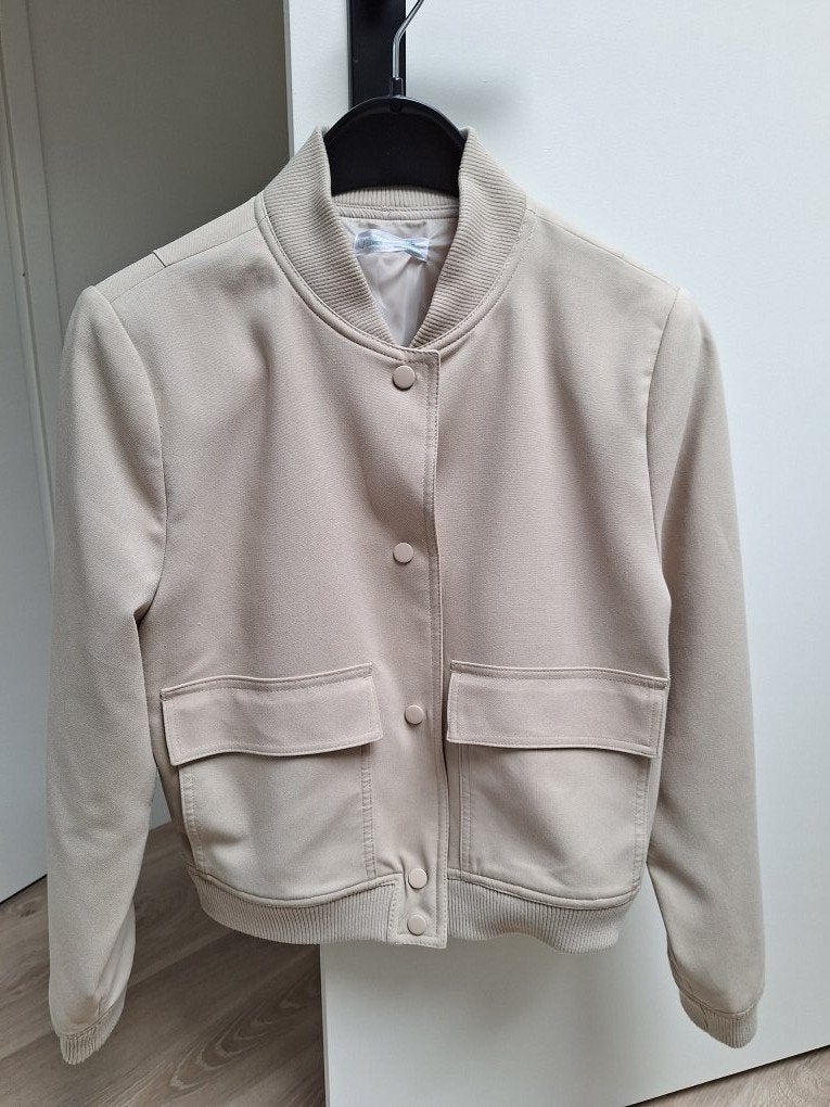 Als NIEUW beige bomber jas Primark - maat XS 34, Primark, Beige, Ophalen of Verzenden, Zo goed als nieuw