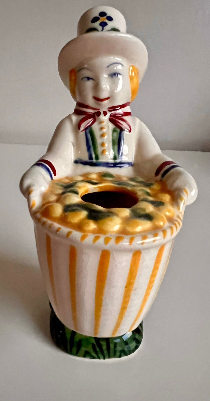 Vintage Deens Royal Copenhagen Aluminia Bloemvaasje Man Hoed, Antiek en Kunst, Ophalen of Verzenden
