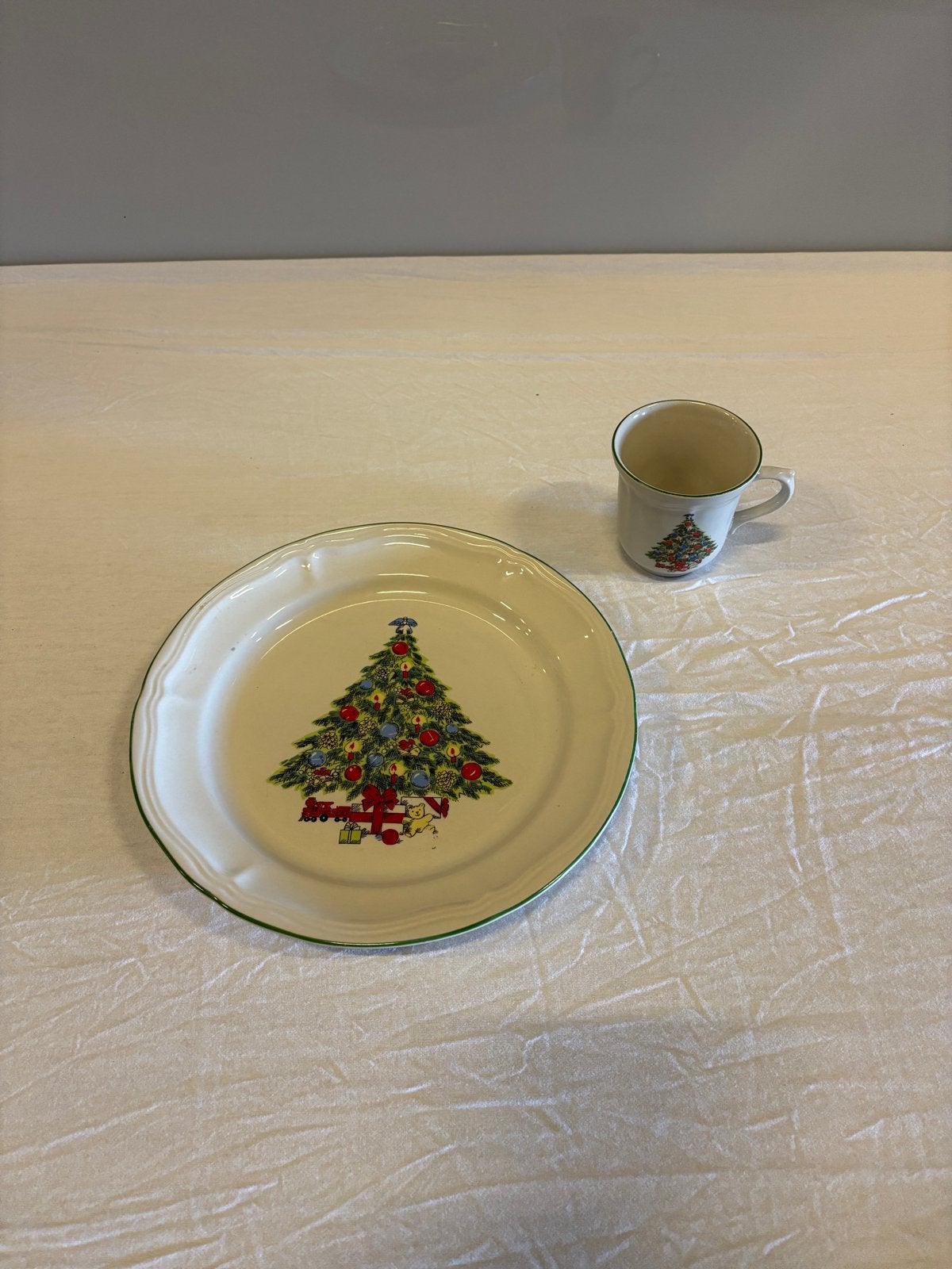 Vintage kerstservies: bord en mok met kerstboom, Huis en Inrichting, Gebruikt, Keramiek, Vintage, Ophalen of Verzenden