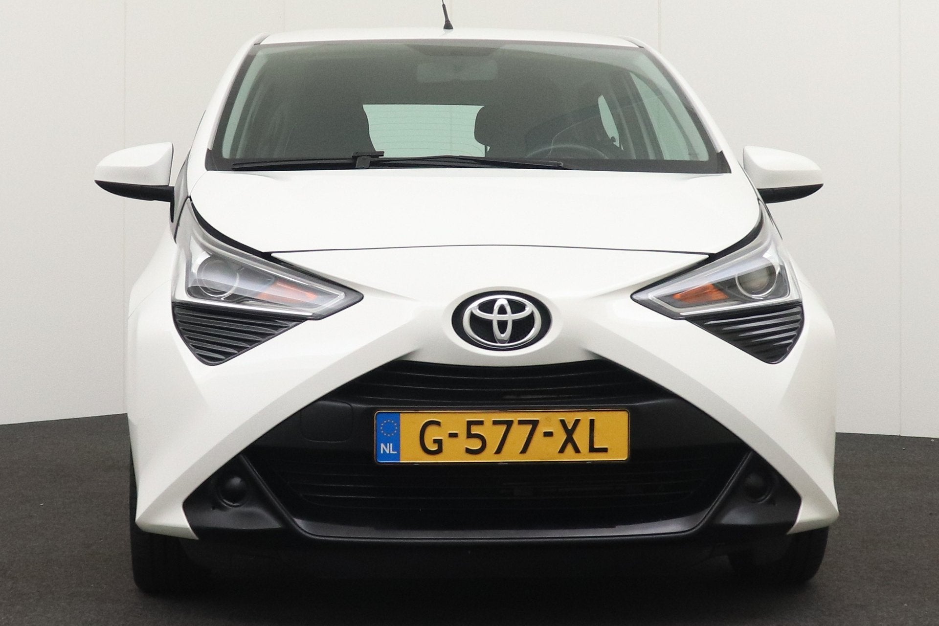 Toyota Aygo 1.0 Aut. VVT-i x-play Carplay Camera Airco, Dealer onderhouden, Stof, Gebruikt, 4 stoelen