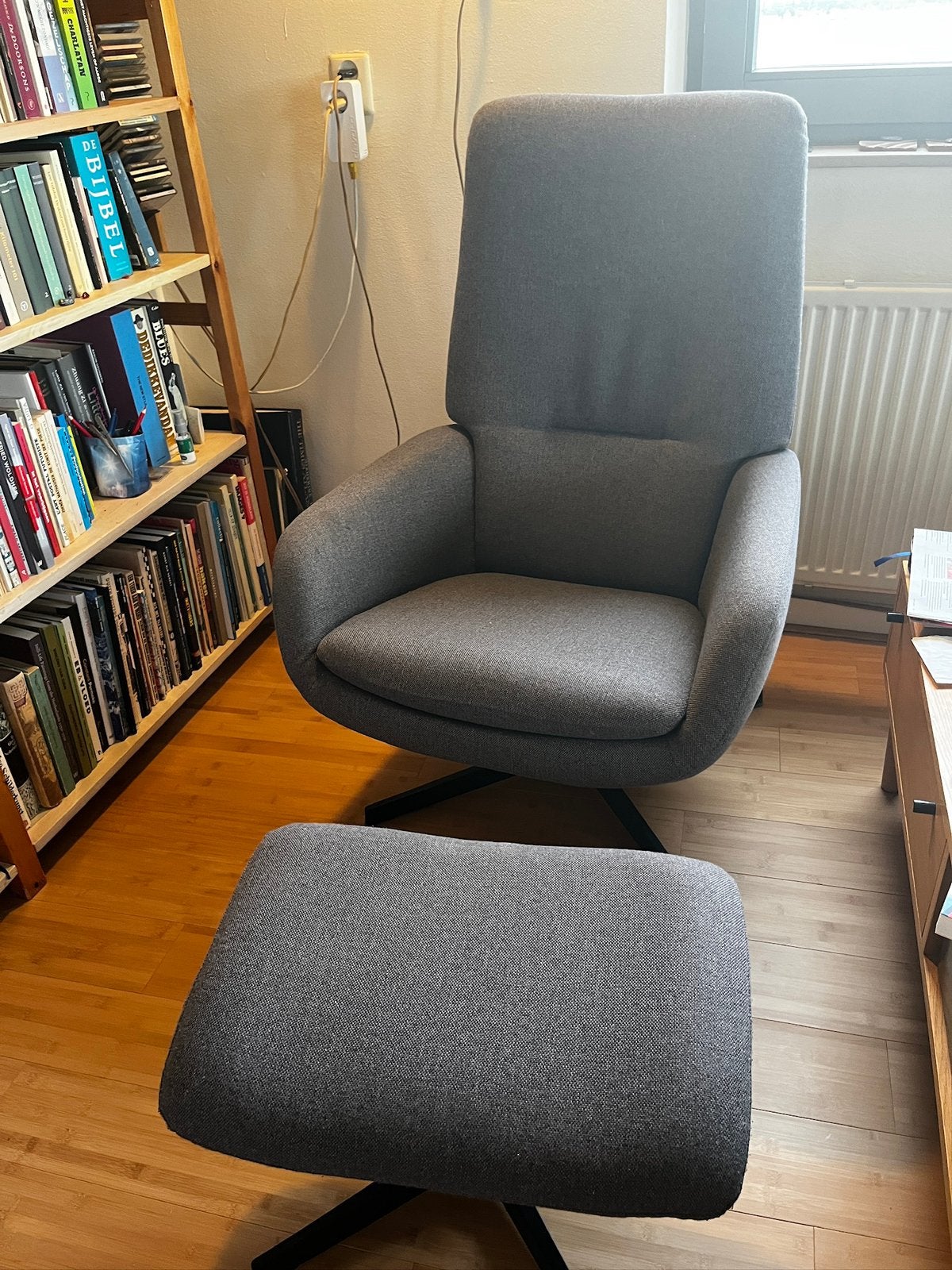 Relaxfauteuil met voetenbankje, draaibaar, Montèl, grijs., Ophalen of Verzenden, Zo goed als nieuw, Minder dan 75 cm, 50 tot 75 cm