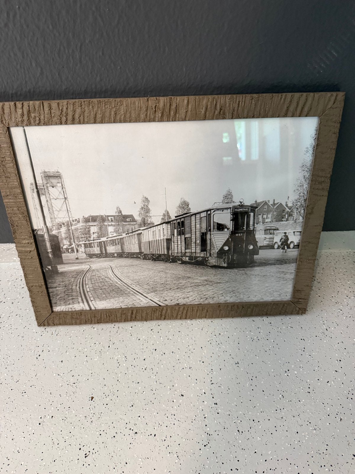 Ingelijste zwart-wit foto van historische tram, Antiek en Kunst, Kunst | Tekeningen en Foto's, Ophalen of Verzenden, Foto, Fotografie