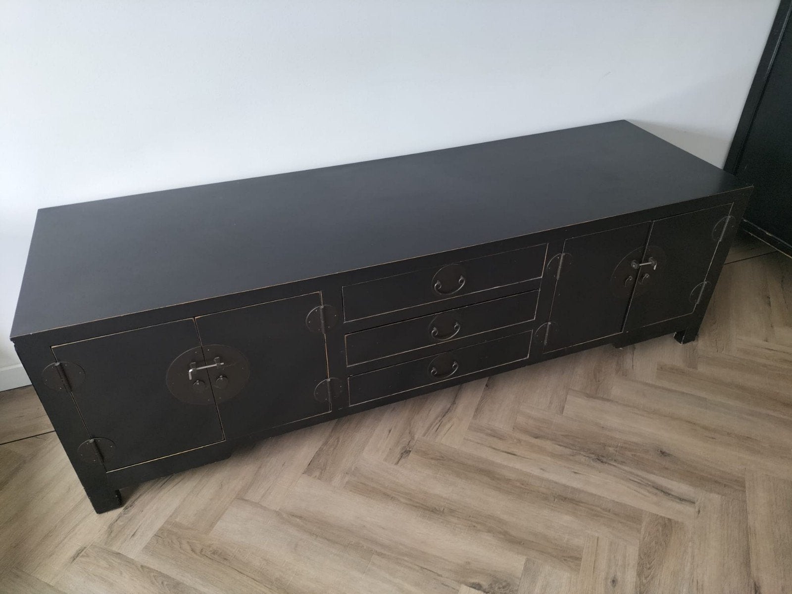 Foto 6 van Zwart Chinees tv meubel met lades en deuren