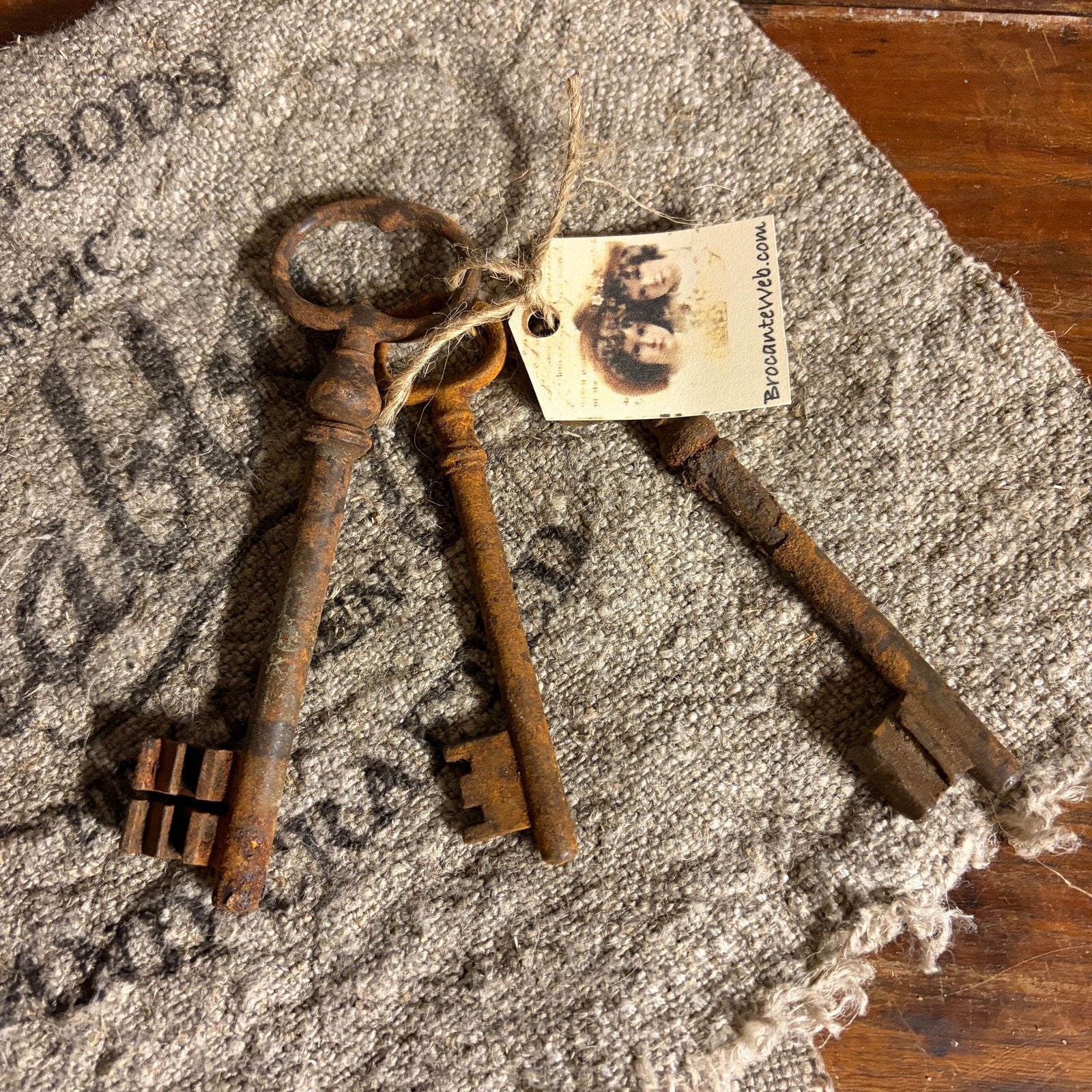 3 Oude sleutels/ Brocante sleutelbos /, Ophalen of Verzenden