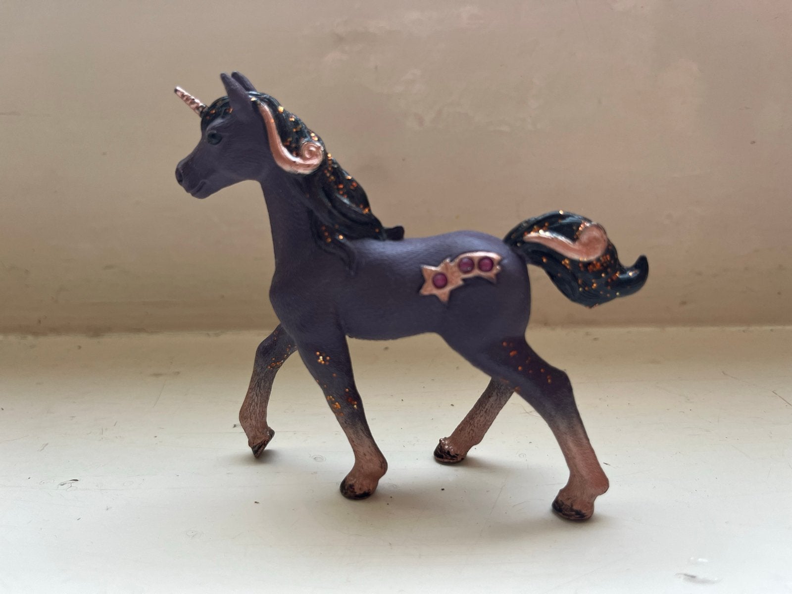 Schleich Eenhoorn Figuur - Donkerpaars met Glitter, Ophalen of Verzenden, Zo goed als nieuw, Jongen of Meisje
