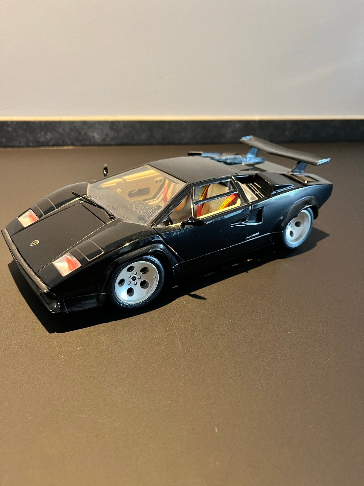 Vind bburago lamborghini countach 1:18 in Modelauto's | 1:18 op