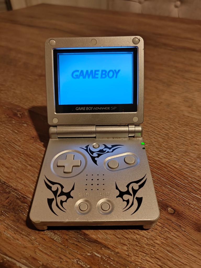 Nintendo Game Boy Advance SP Tribal Edition + oplader, Ophalen of Verzenden, Gebruikt, Game Boy Advance SP