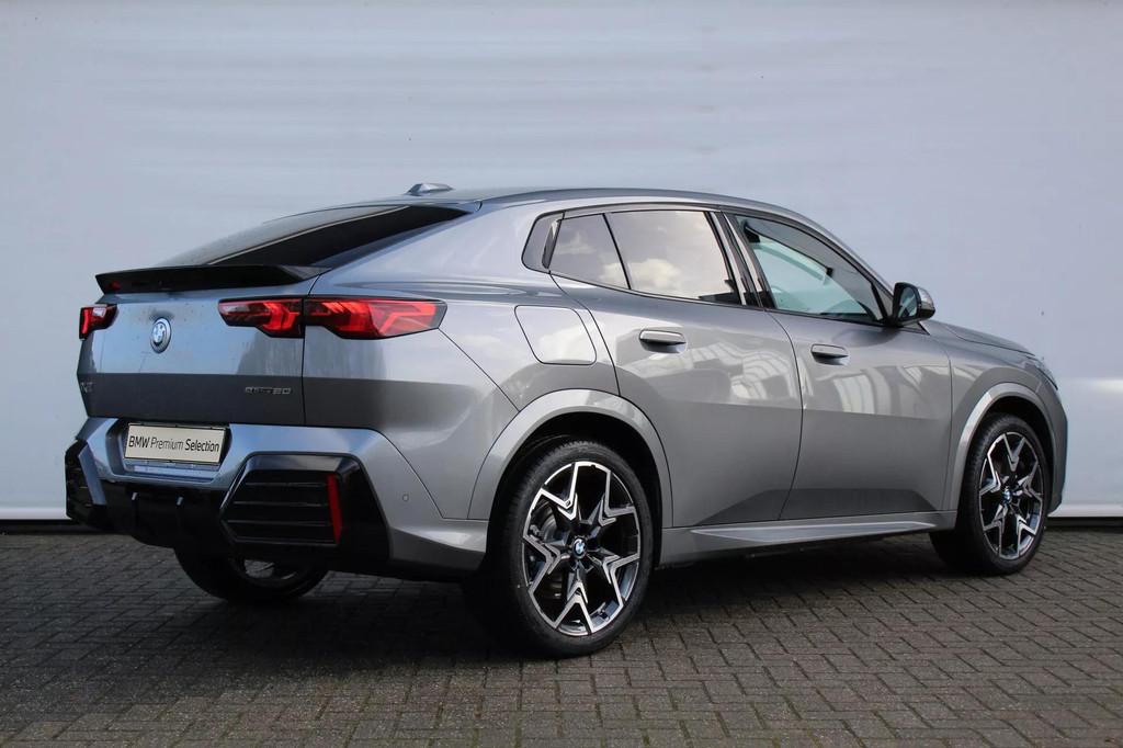 BMW iX2 eDrive20 M Sport / Sportstoelen / Achteruitrijcamera, Auto's, BMW, IX2, Met garantie (alle), Origineel Nederlands, 204 pk