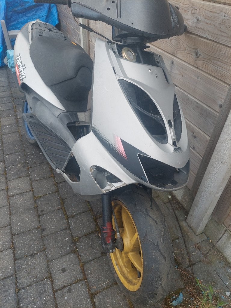 Aprilia sr50 frame met onderdelen