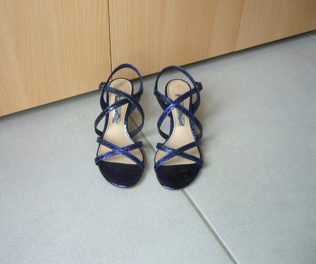 Blauwe metallic hakken schoenen met riempjes Tamaris Maat 37, Kleding | Dames, Schoenen, Ophalen of Verzenden, Zo goed als nieuw