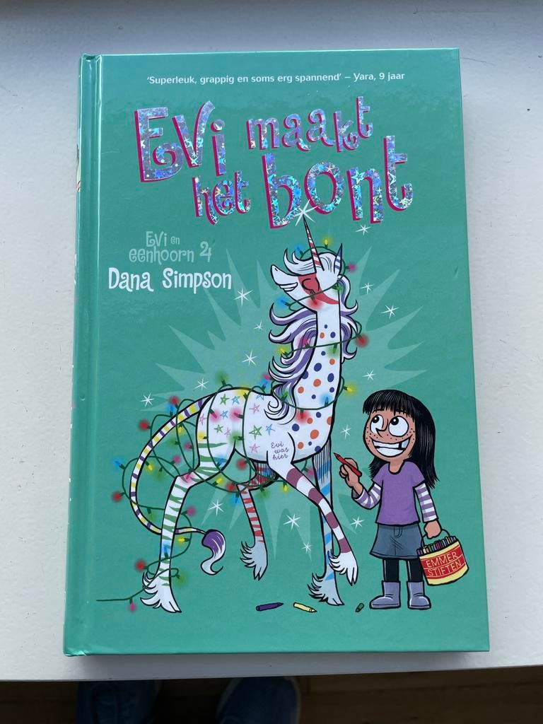 Evi maakt het bont - Evi en eenhoorn 2 - Dana Simpson, Ophalen of Verzenden, Zo goed als nieuw, Fictie