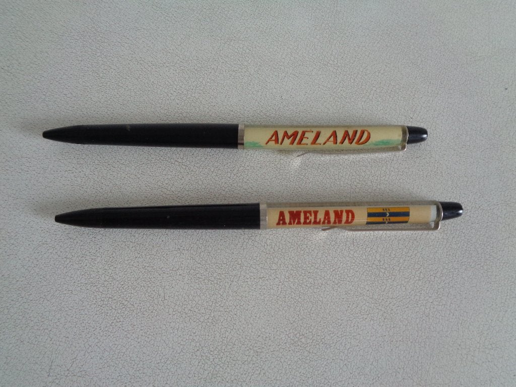 2 Souvenir pennen Ameland., Ophalen of Verzenden, Zo goed als nieuw, Balpen, Overige merken