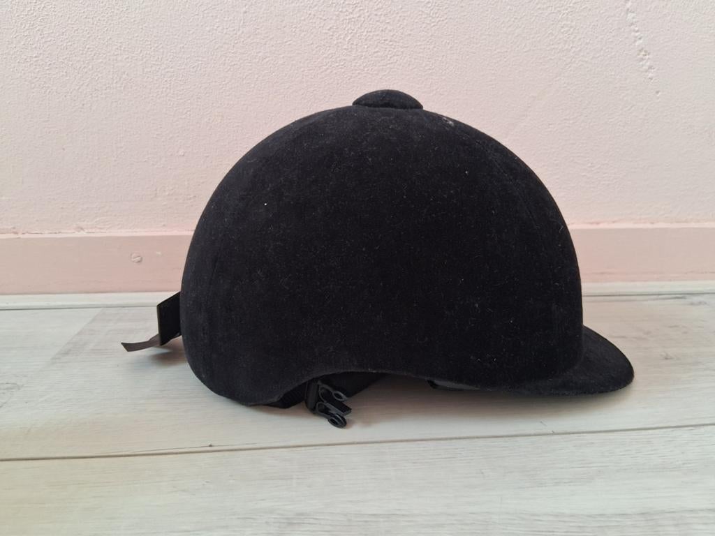 Paardrij helm zwart 54cm met strik achterop, Dieren en Toebehoren, Kinderen, Overige soorten, Ophalen of Verzenden, Zo goed als nieuw