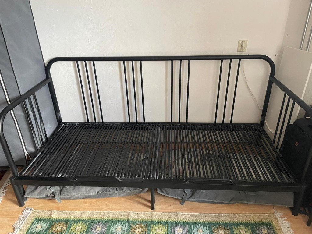 tweedehands zwart uittrekbaar bed, Huis en Inrichting, Ophalen, 75 cm of meer, 150 tot 200 cm, Zo goed als nieuw