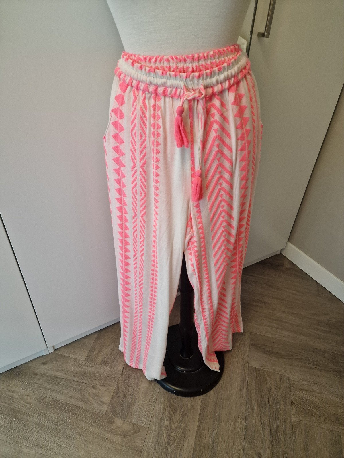 Nieuwe fluctuerende roze broek, Kleding | Dames, Maat 38/40 (M), Verzenden, Nieuw, Believe MODE