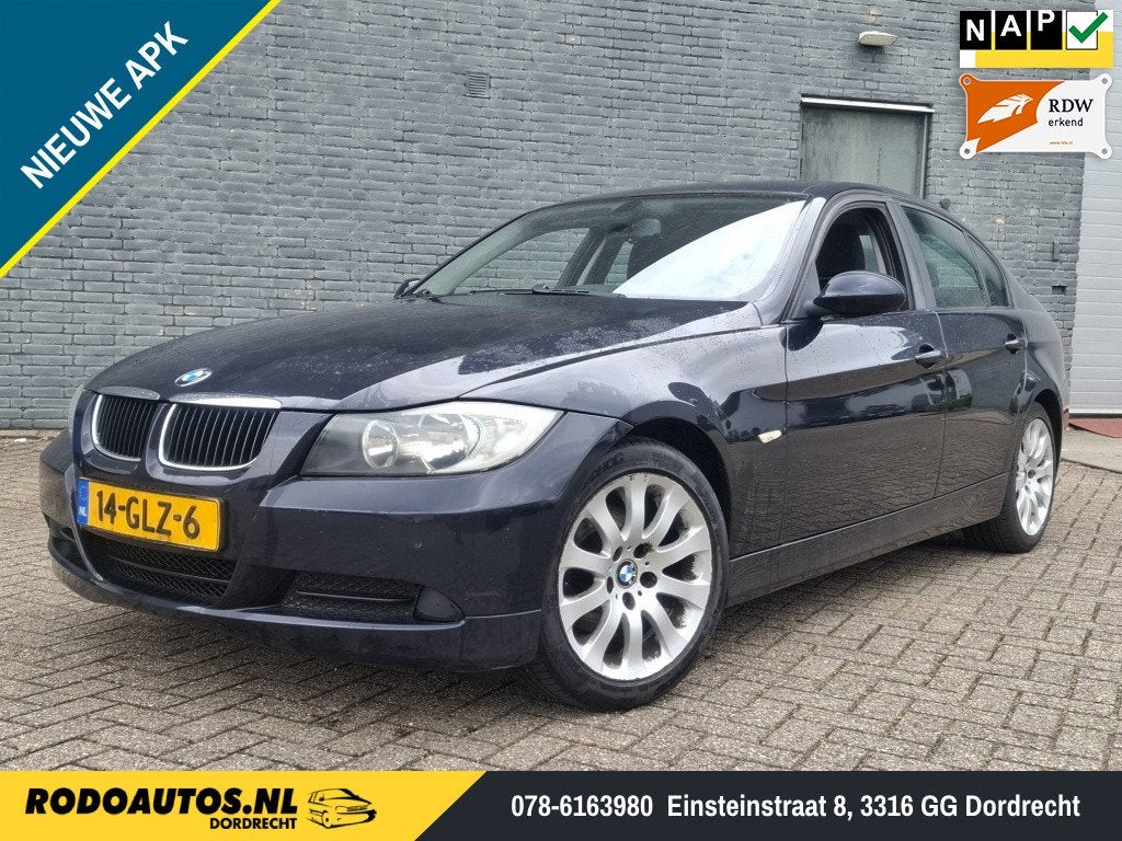 BMW 3 Serie 318i Business Line Navi/Airco/Cruise ✅, Blauw, Parkeersensor, Origineel Nederlands, Handgeschakeld