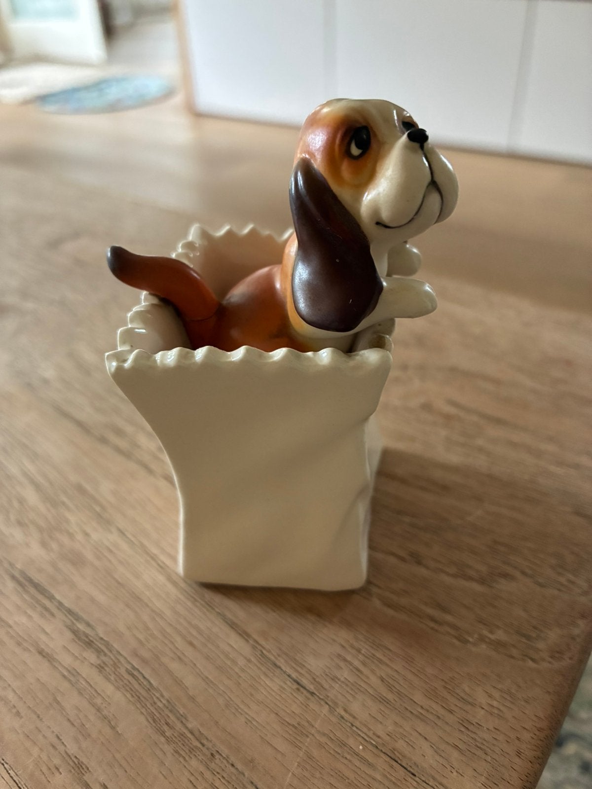 Vintage porseleinen beeldje basset pup in mandje - VaGa, Ophalen of Verzenden, Gebruikt, Dier