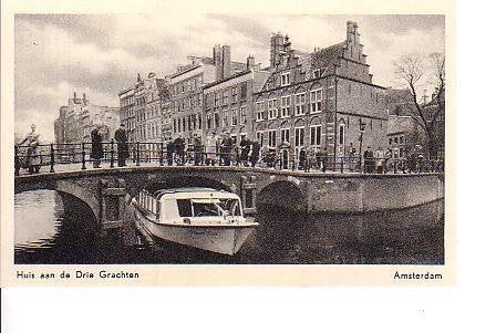 Ansichtkaart 	Amsterdam	Huis aan de Drie Grachten, Verzenden, 1940 tot 1960, Ongelopen, Noord-Holland