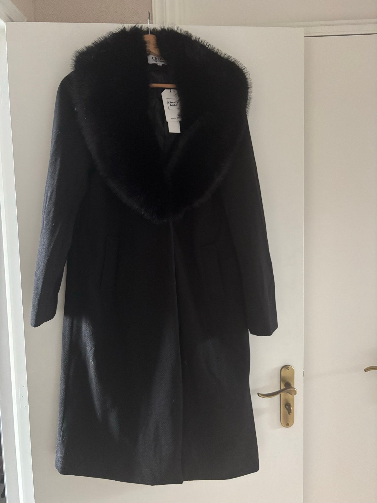 Zwarte winterjas met bontkraag - Cherry Koko, Ophalen of Verzenden, Nieuw, Maat 42/44 (L), Zwart