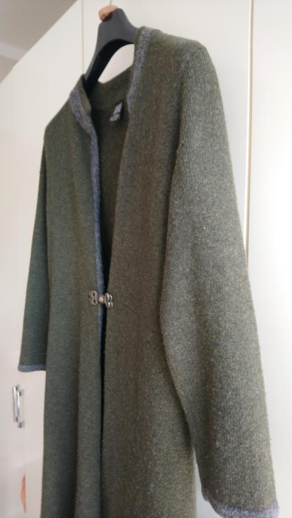 Donkergroene gebreide handgemaakte wollen jas 42-44, Kleding | Dames, Jassen | Winter, Ophalen of Verzenden, Zo goed als nieuw