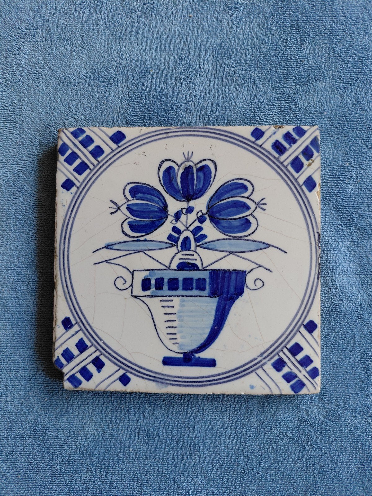 Antieke delftsblauwe tegel met bloemenvaas motief, Antiek en Kunst, Ophalen of Verzenden