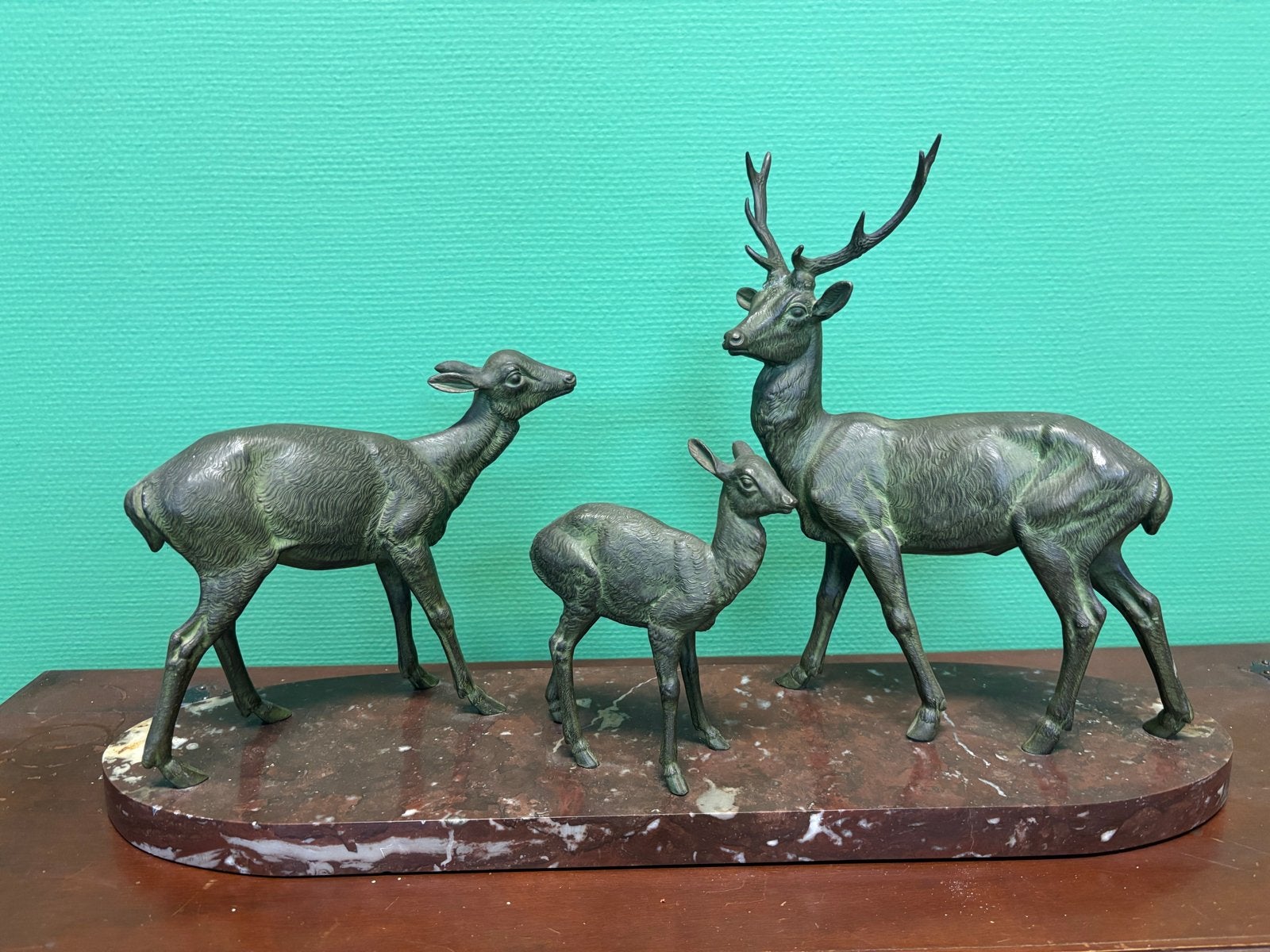 Antieke bronzen hertenfamilie op marmeren sokkel, Ophalen of Verzenden, 20 - 50 cm, Beeld, Groen