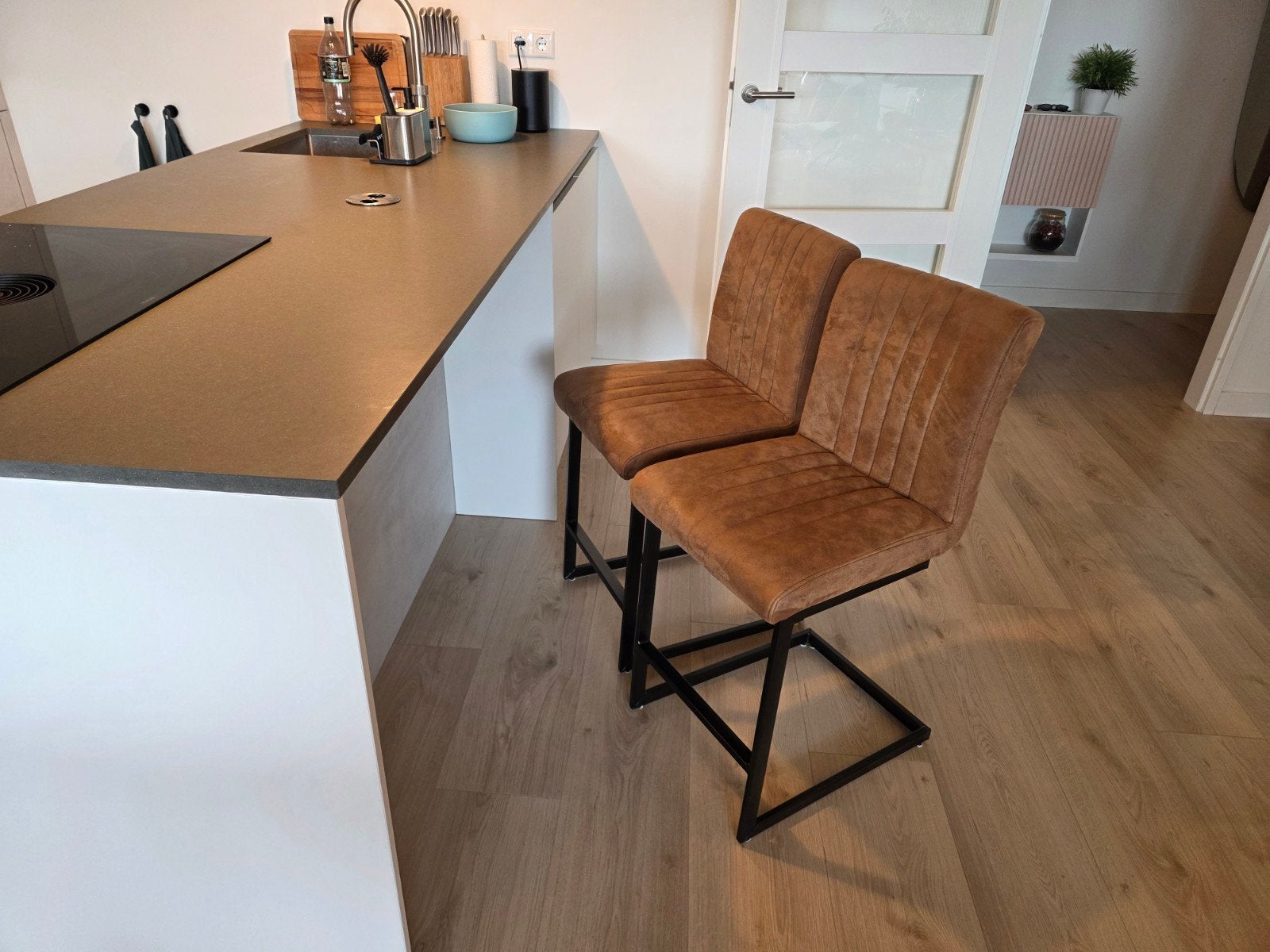 Profijt barstoel, zithoogte 59cm, suède stof, Ophalen, Gebruikt, Met voetsteun, 60 tot 90 cm