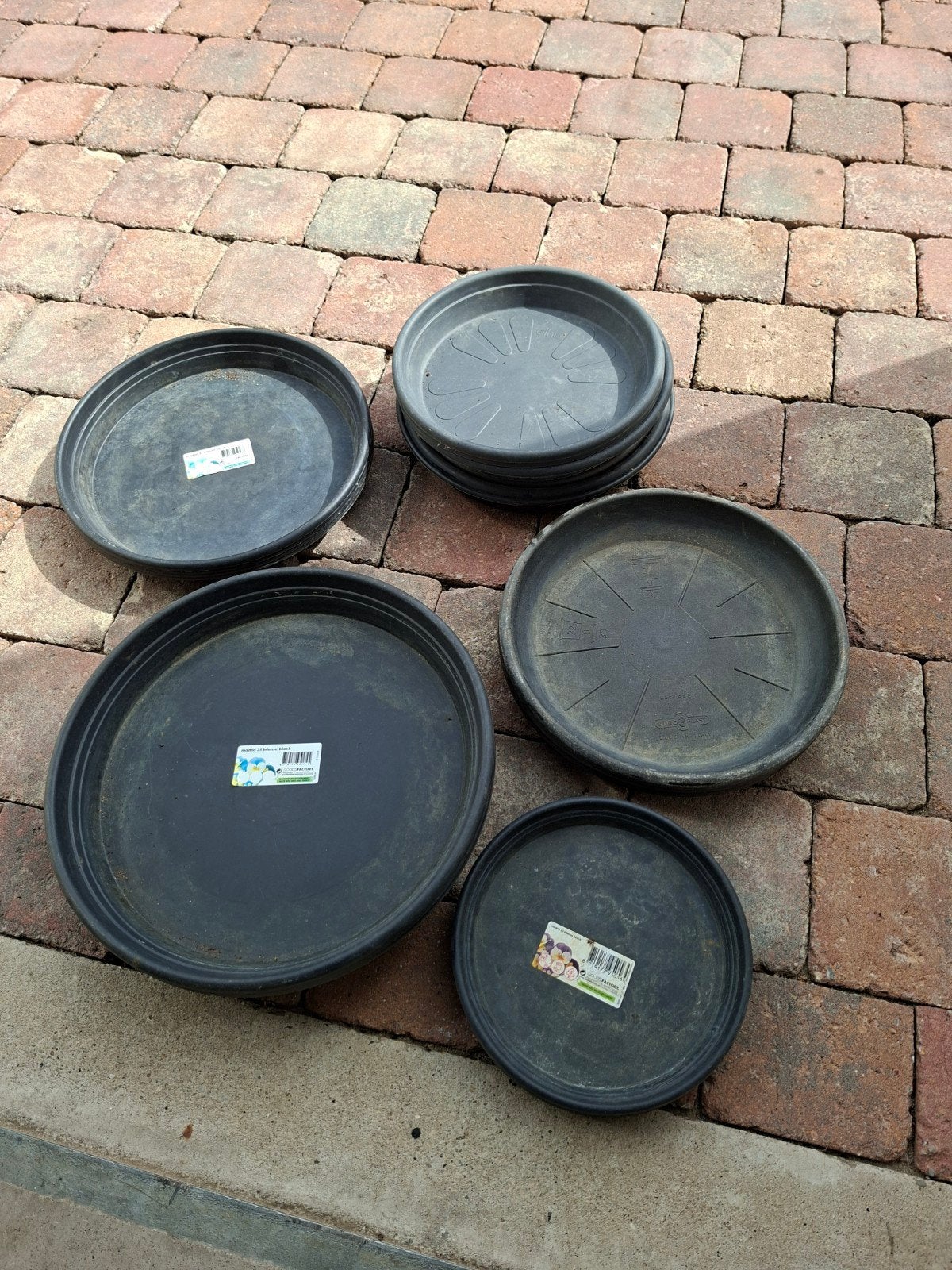 Diverse zwarte bloempotschotels - Madrid en Elho, Kunststof, Gebruikt, Minder dan 30 cm, Minder dan 60 cm
