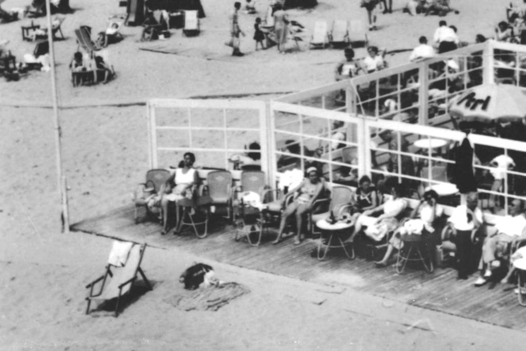 700042 Zandvoort 1968 Strandpaviljoen 10 Gelopen Wederopbouw, Ophalen of Verzenden, 1960 tot 1980, Gelopen, Noord-Holland