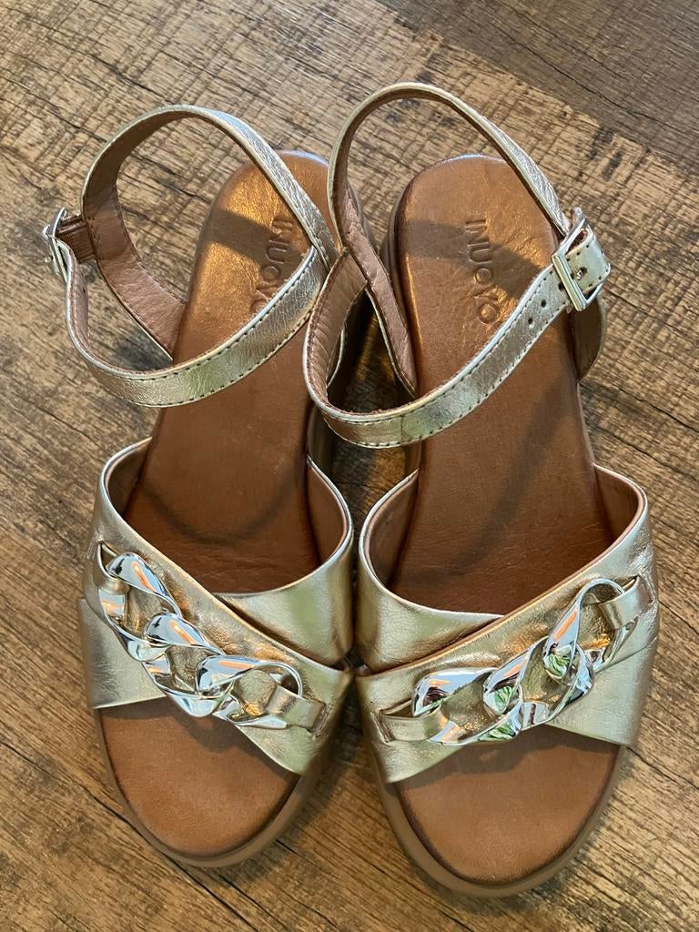 Gouden sandalen met kettingdetail - INUOVO, Kleding | Dames, Schoenen, Ophalen of Verzenden, Zo goed als nieuw