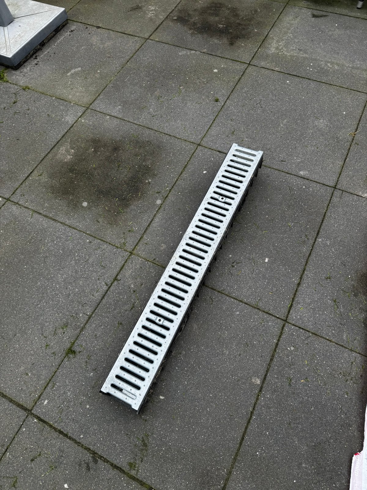 Afvoergoot met rooster - 1 meter, Doe-het-zelf en Verbouw, Ophalen, Zo goed als nieuw, Minder dan 2 meter, 80 mm of meer