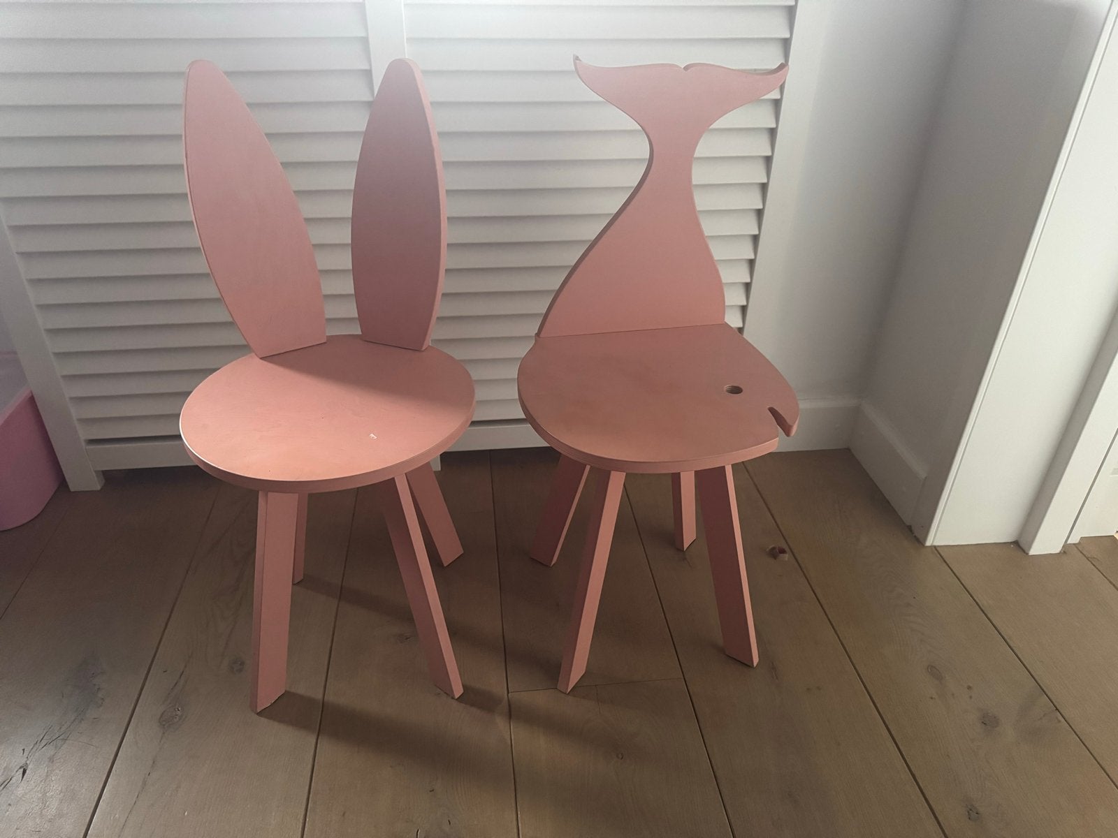Leuke houten kinderstoeltjes: Konijn en Walvis (2 stuks), Ophalen of Verzenden, Gebruikt, Stoel(en)