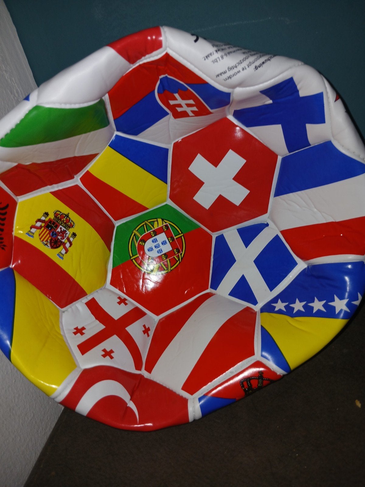 Nieuwe voetbal met vlaggen van alle landen, Ophalen, Nieuw