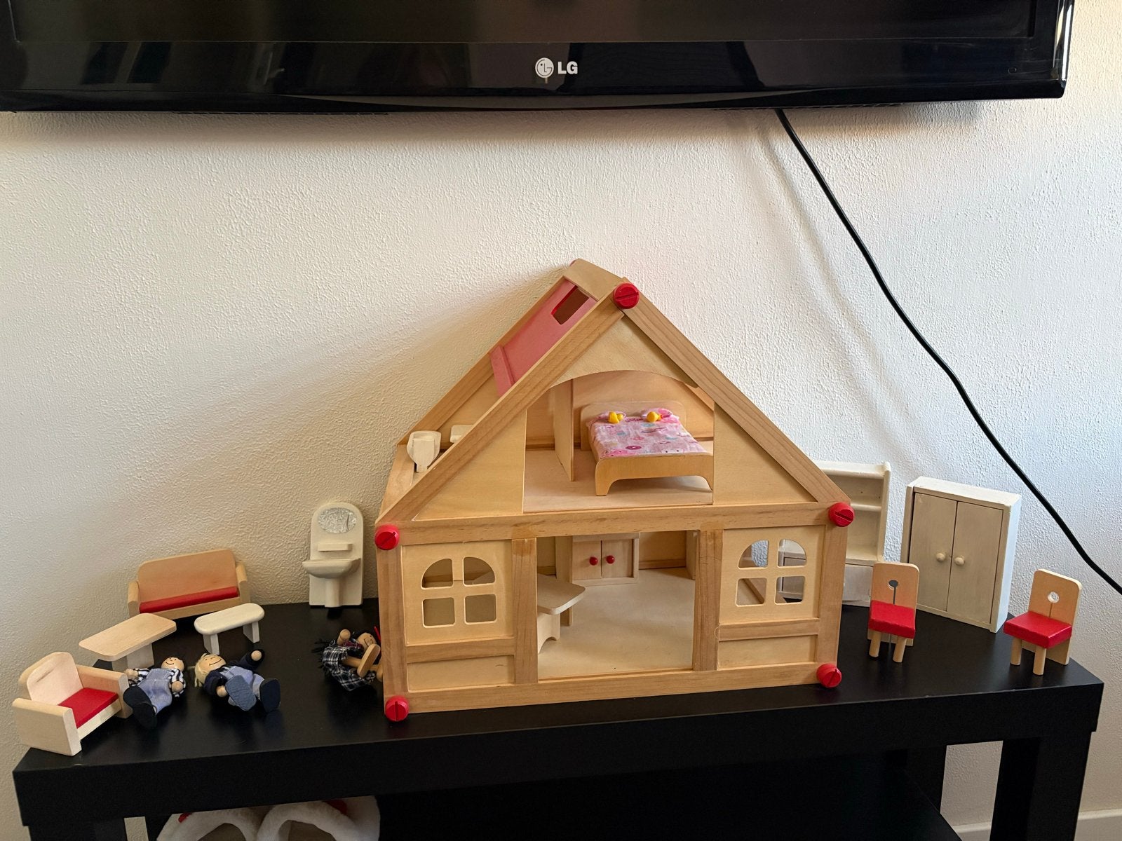 Houten poppenhuis met meubels en poppen, Ophalen, Gebruikt, Poppenhuis