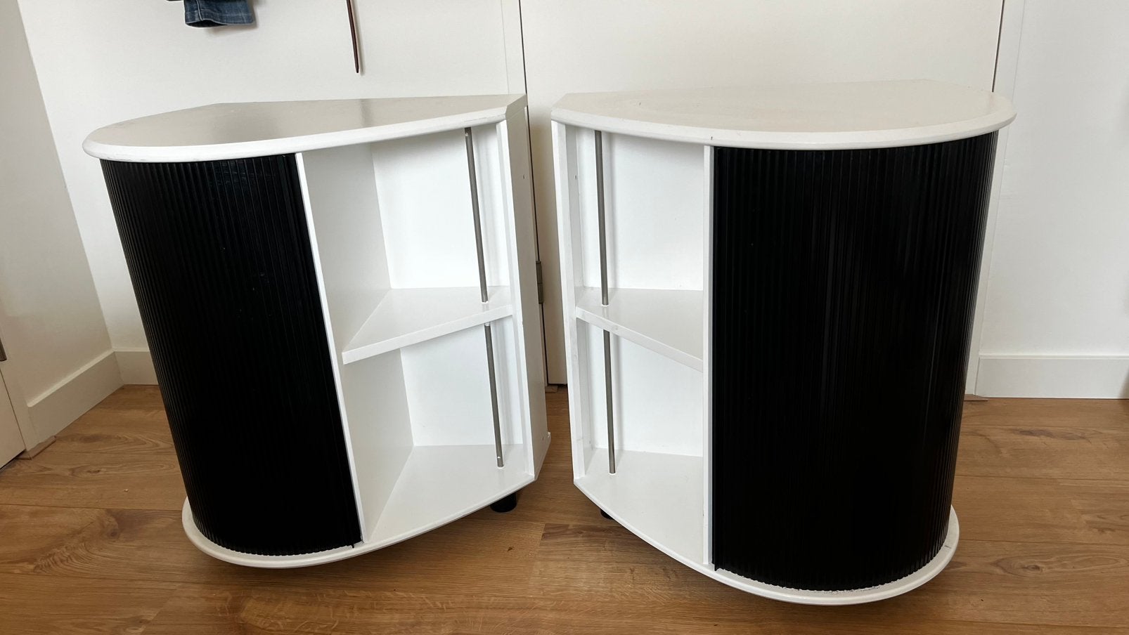 2 witte houten nachtlastjes met zwarte roldeur / schuifdeur, Ophalen, 55 tot 70 cm, Zo goed als nieuw, 45 tot 65 cm