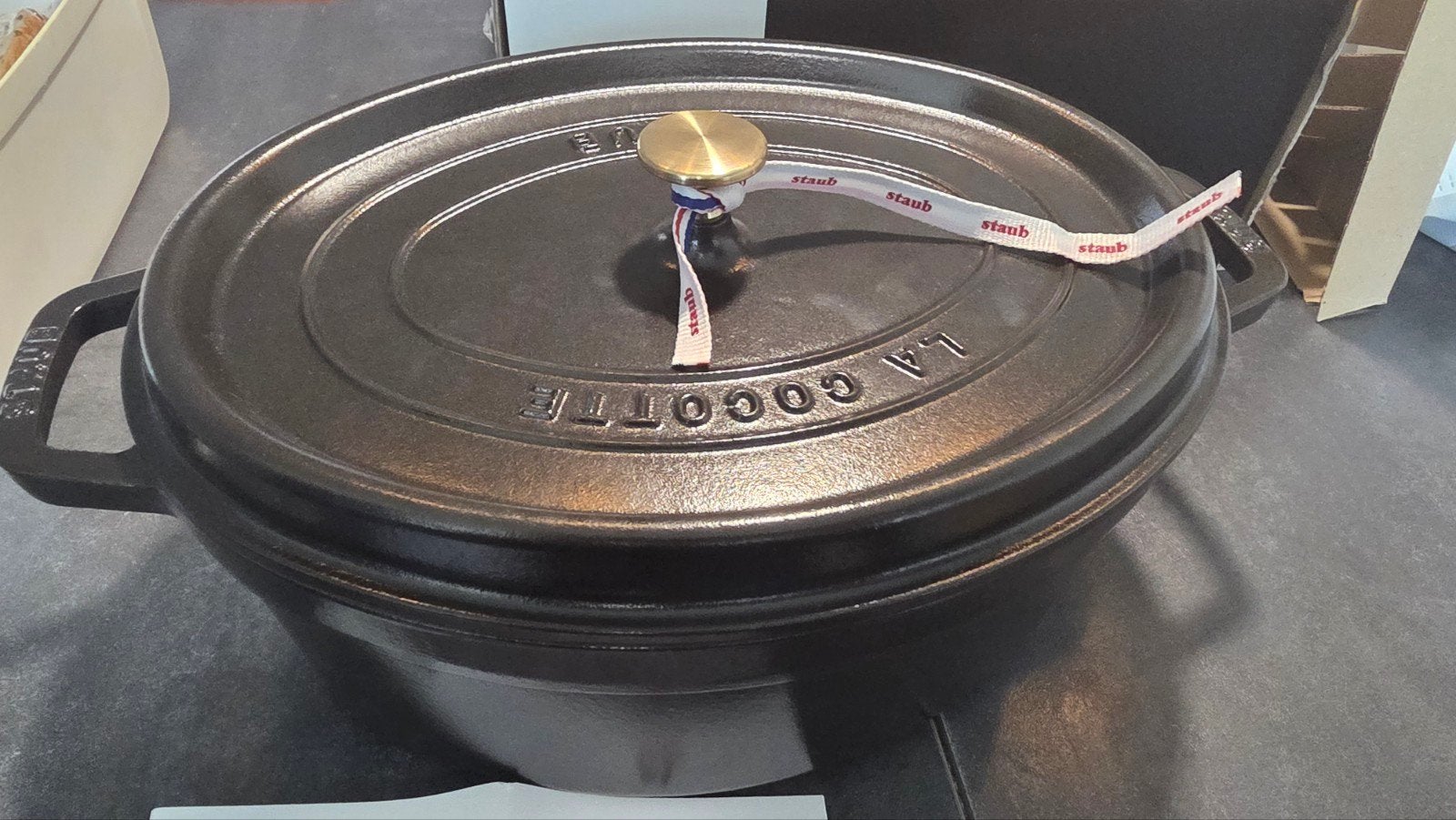 Nieuwe Staub braadpan 33cm 6.7L, Ophalen of Verzenden, Nieuw, Gietijzer