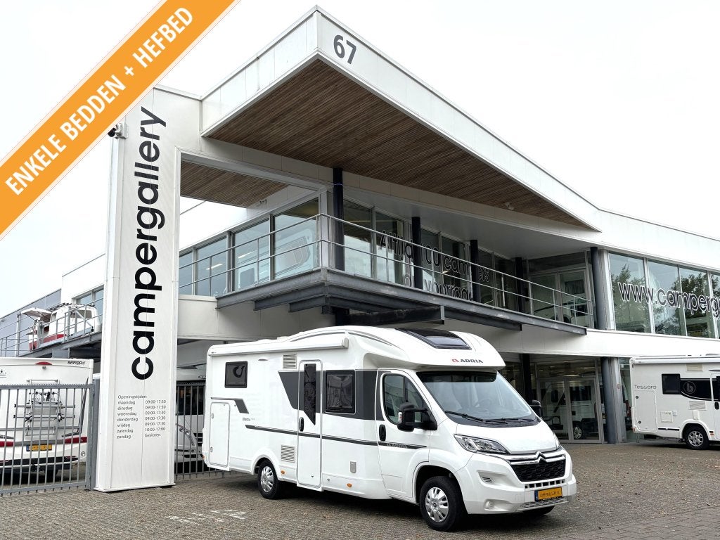 Adria Matrix 670 DL Plus ENKELE BEDDEN HEFBED FACE TO FACE, Caravans en Kamperen, Campers, 7 tot 8 meter, Bedrijf, Adria, 7 tot 8 meter