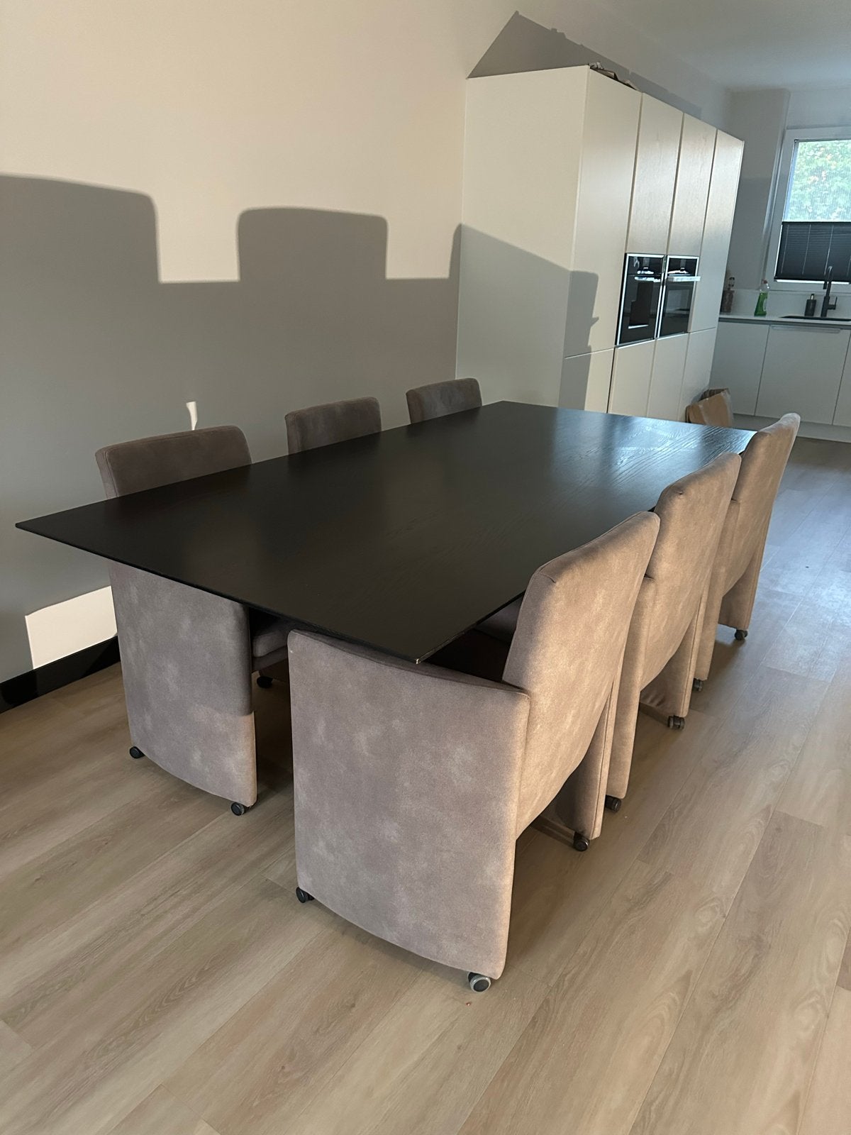 Eetkamerstoelen met wieltjes en eettafel van Piet Klerx, Ophalen, Gebruikt, Overige houtsoorten