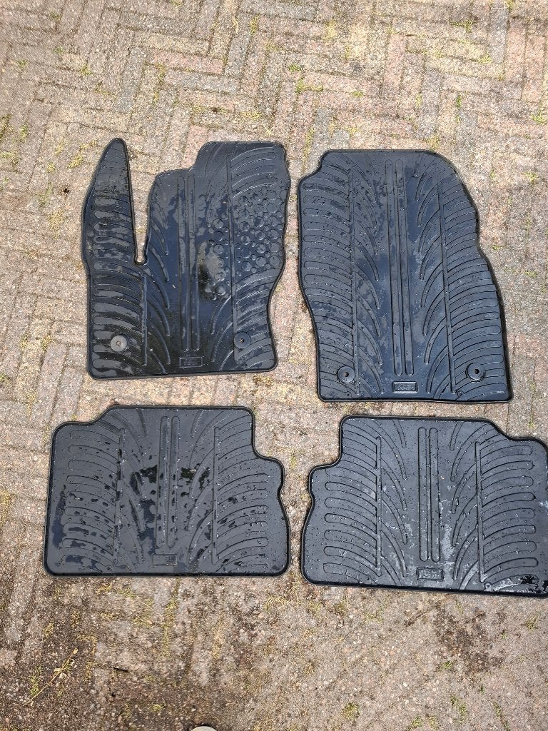 Rubbermatten passend voor Ford Kuga 2013-2020, Ophalen, Gebruikt
