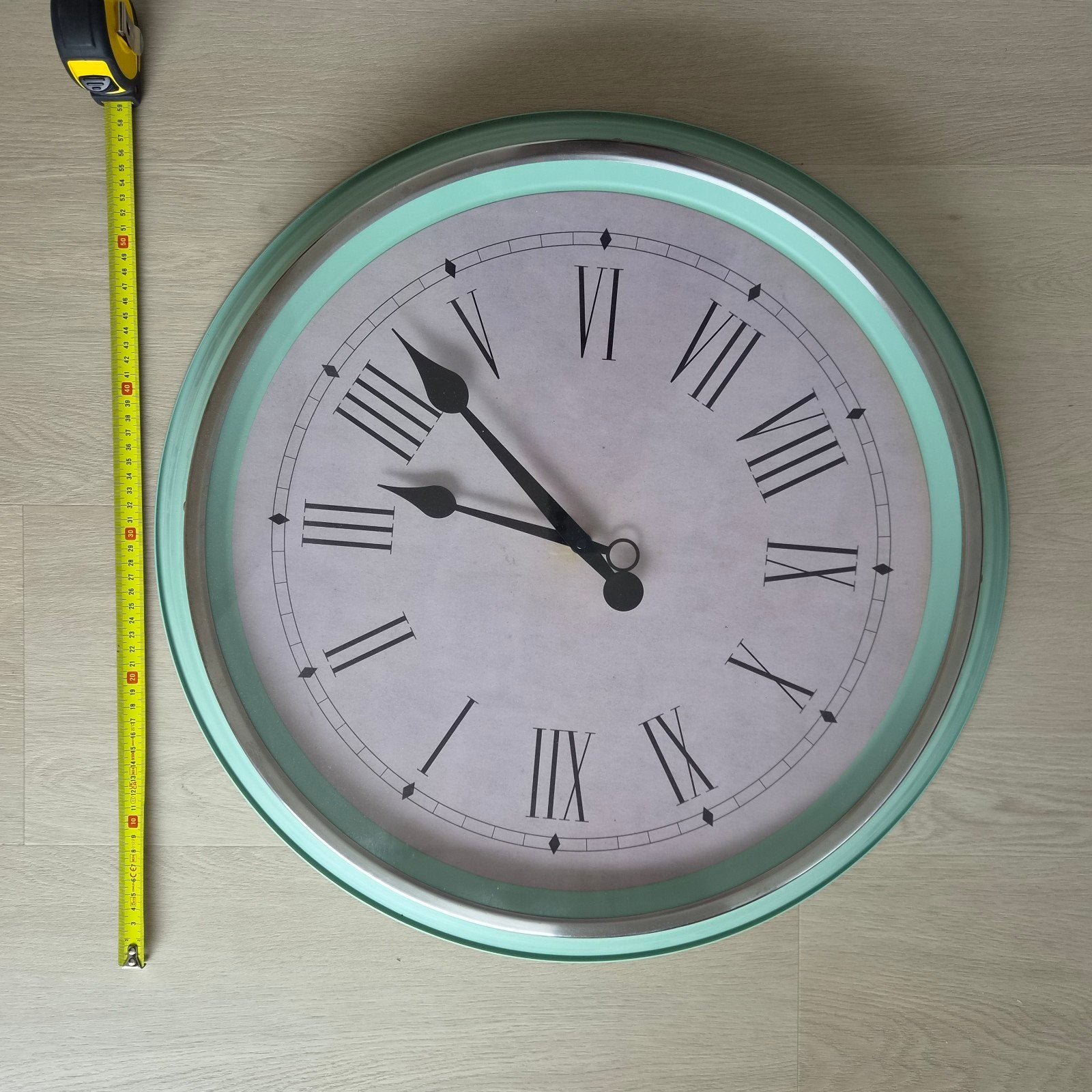 Ikea skovel klok, 59cm, mintgroen, Ophalen, Zo goed als nieuw, Analoog, Wandklok