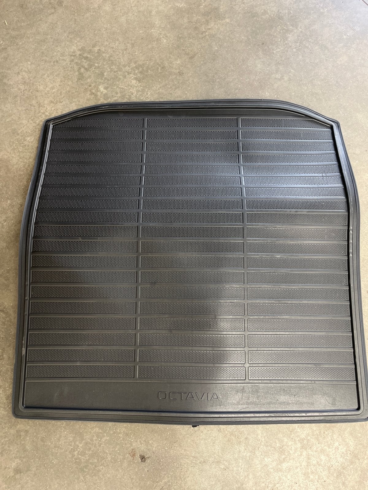 Skoda Octavia kofferbakmat (rubber en stof), Auto diversen, Ophalen of Verzenden, Zo goed als nieuw